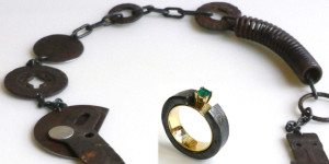 Marianne Anselin, collier mécanique et bague en or, fer et émeraude